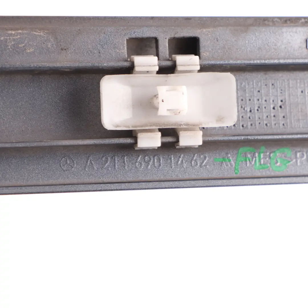 Banda puerta trasera derecha Moldura Gris Flint 368 para Mercedes W211 con número de pieza A2116901462 Mercedes W211 Banda puerta trasera derecha Moldura Gris Flint 368 - SKU A2116901462-FLG - Número de pieza A2116901462