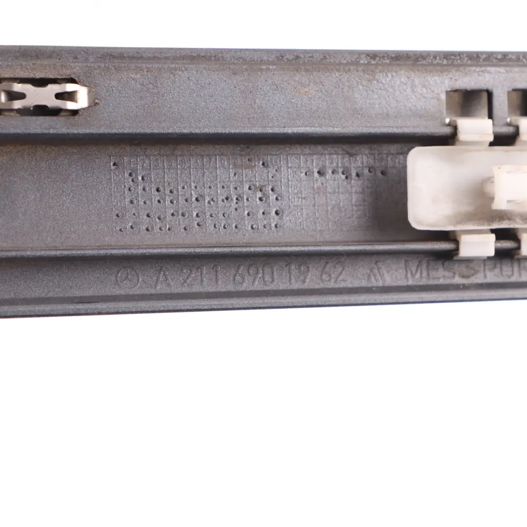 Listwa Drzwi Przednia Lewa Szara Flint Grey - 368 do Mercedes W211 o numerze A2116901962 Mercedes W211 Listwa Drzwi Przednia Lewa Szara Flint Grey - 368 - SKU A2116901962-FLG1 - Numer Części A2116901962