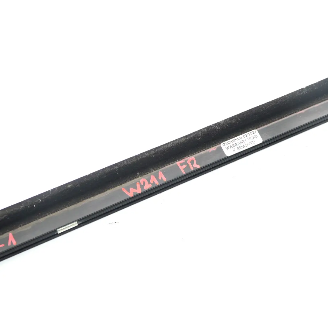 Mercedes W211 Window Strip Front Door Right Weatherstrip Trim - SKU A2117200124-1 - Número de pieza A2117200124