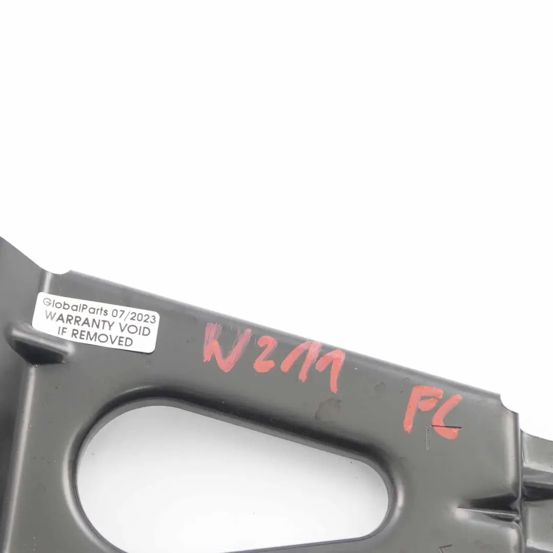 Wspornik Boczku Drzwi Przedni Lewy do Mercedes W211 o numerze A2117220114 Mercedes W211 Wspornik Boczku Drzwi Przedni Lewy - SKU A2117220114 - Numer Części A2117220114