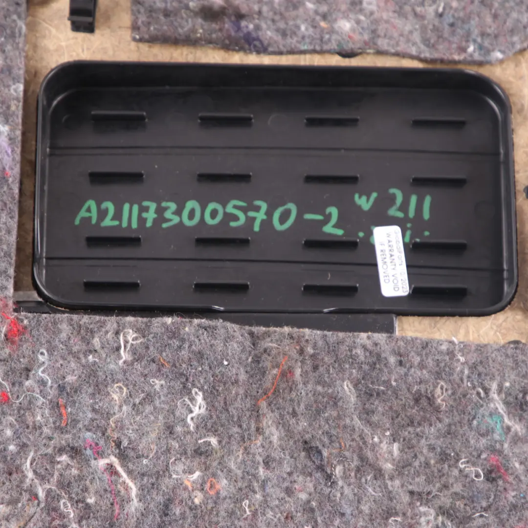 Tarjeta de Puerta Trasera Izquierda Embellecedor Negro para Mercedes W211 con número de pieza A2117300570 Mercedes W211 Tarjeta de Puerta Trasera Izquierda Embellecedor Negro - SKU A2117300570-2 - Número de pieza A2117300570