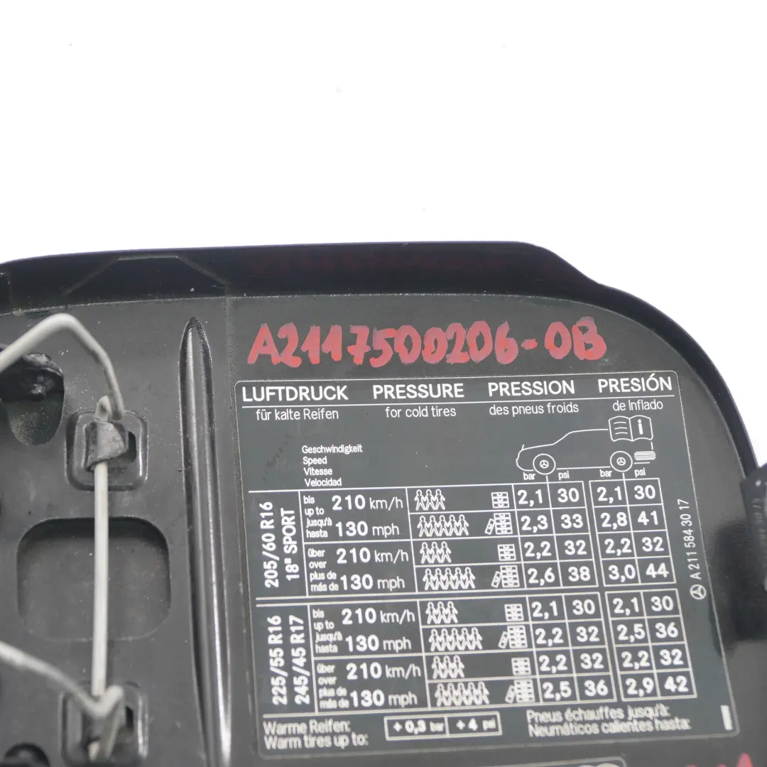Couvercle bouchon remplissage carburant noir obsidien - 197 pour Mercedes W211 à propos du numéro de pièce A2117500206 Mercedes W211 Couvercle bouchon remplissage carburant noir obsidien - 197 - SKU A2117500206-OB - Numéro de pièce A2117500206