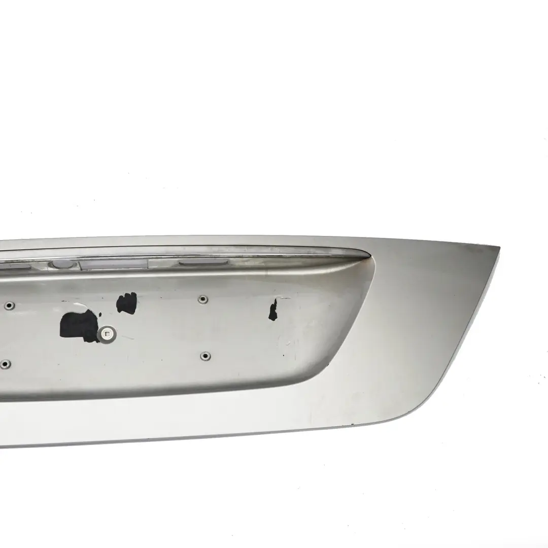 Plaque d'immatriculation de coffre argent brillant pour Mercedes W211 à propos du numéro de pièce A2117500237 Mercedes W211 Plaque d'immatriculation de coffre argent brillant - SKU A2117500237-BRS - Numéro de pièce A2117500237