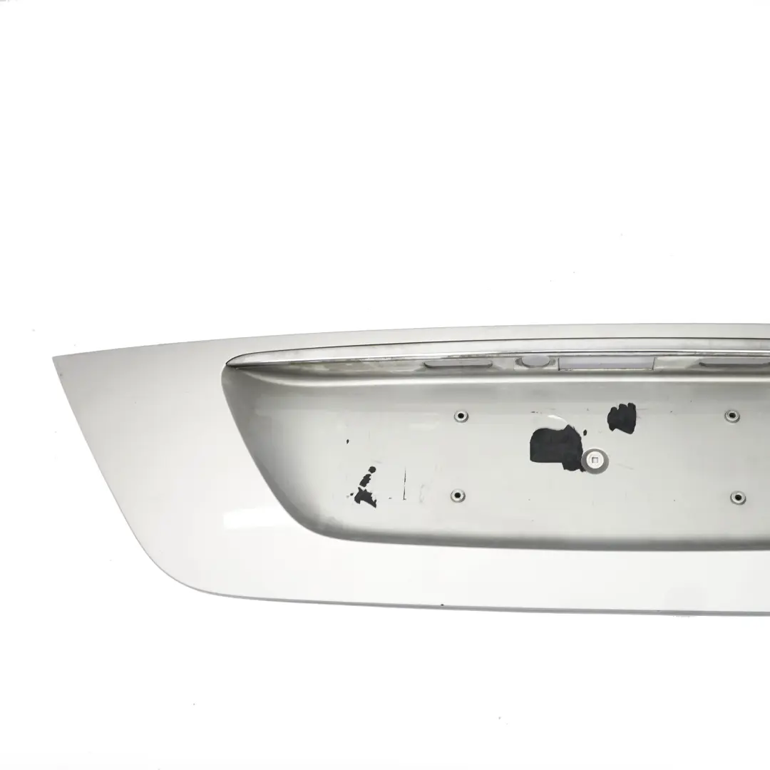 Plaque d'immatriculation de coffre argent brillant pour Mercedes W211 à propos du numéro de pièce A2117500237 Mercedes W211 Plaque d'immatriculation de coffre argent brillant - SKU A2117500237-BRS - Numéro de pièce A2117500237