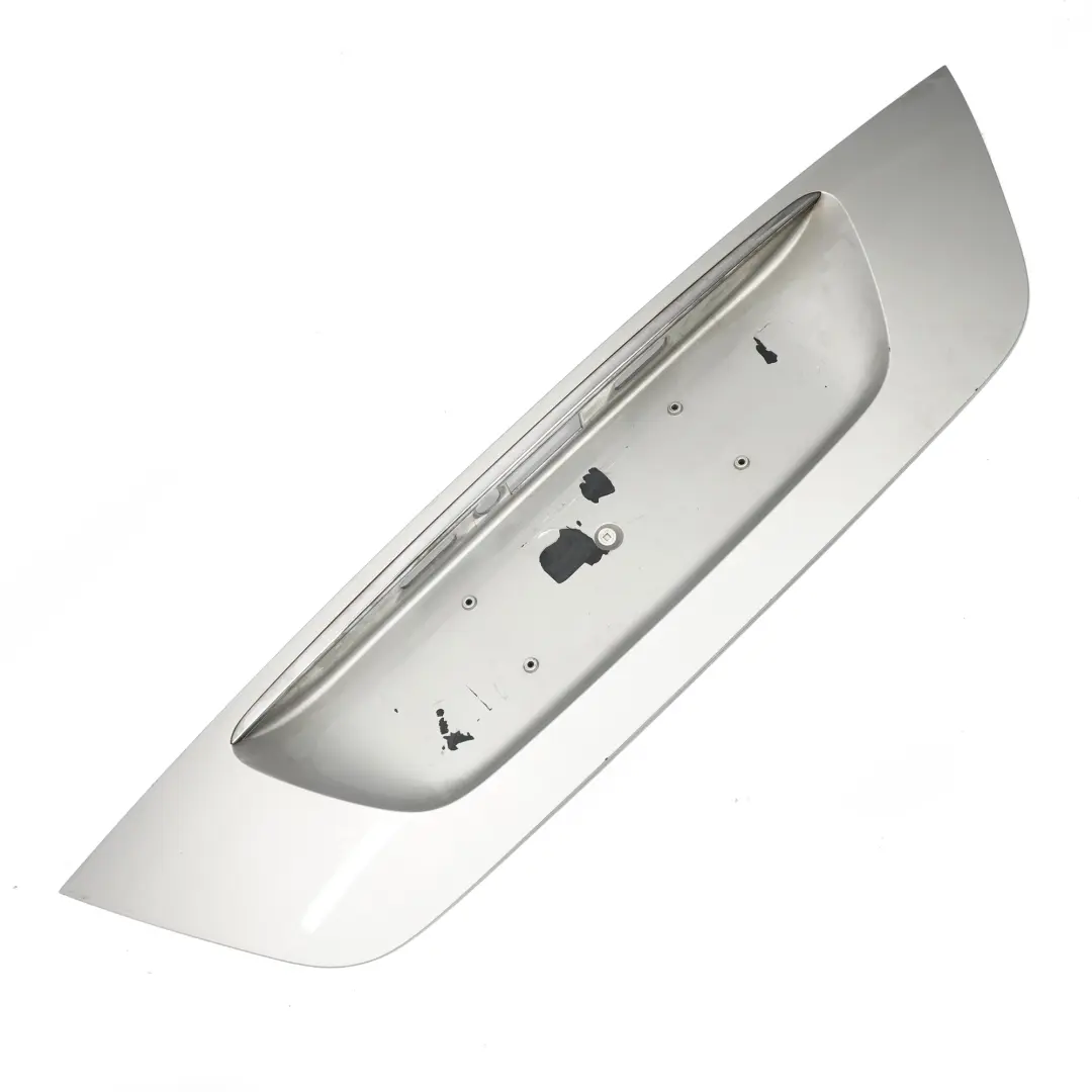 Plaque d'immatriculation de coffre argent brillant pour Mercedes W211 à propos du numéro de pièce A2117500237 Mercedes W211 Plaque d'immatriculation de coffre argent brillant - SKU A2117500237-BRS - Numéro de pièce A2117500237