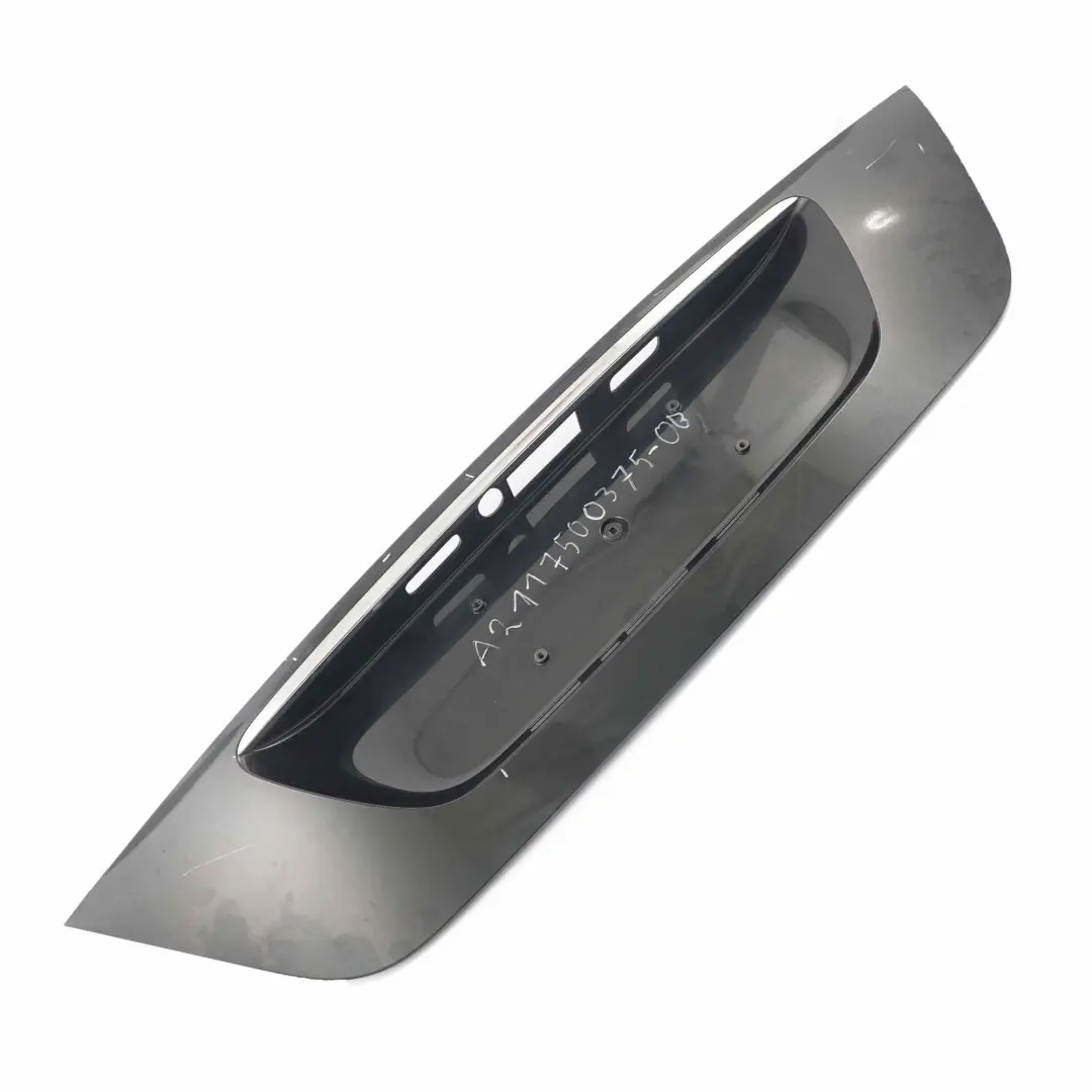 Mercedes W211 Embellecedor placa matrícula maletero Negro Obsidiana - SKU A2117500237-OB - Número de pieza A2117500237