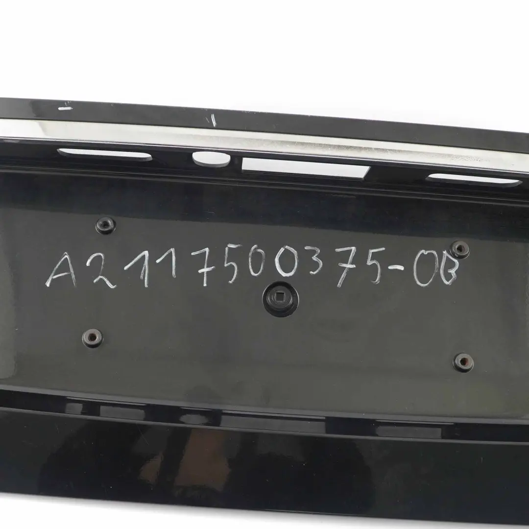 Plaque d'immatriculation du coffre Noir Obsidien 197 pour Mercedes W211 à propos du numéro de pièce A2117500237 Mercedes W211 Plaque d'immatriculation du coffre Noir Obsidien 197 - SKU A2117500237-OB - Numéro de pièce A2117500237