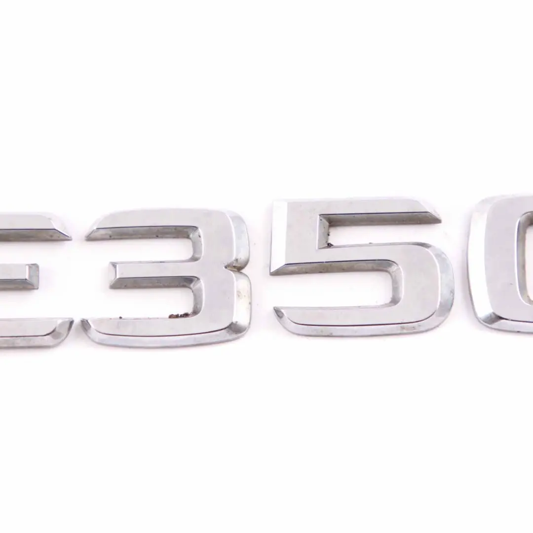Emblema Lettering Portellone Posteriore Baule Aderito E350 per Mercedes W211 W212 con numero di parte A2118170315 Mercedes W211 W212 Emblema Lettering Portellone Posteriore Baule Aderito E350 - SKU A2118170315 - Numero di parte A2118170315