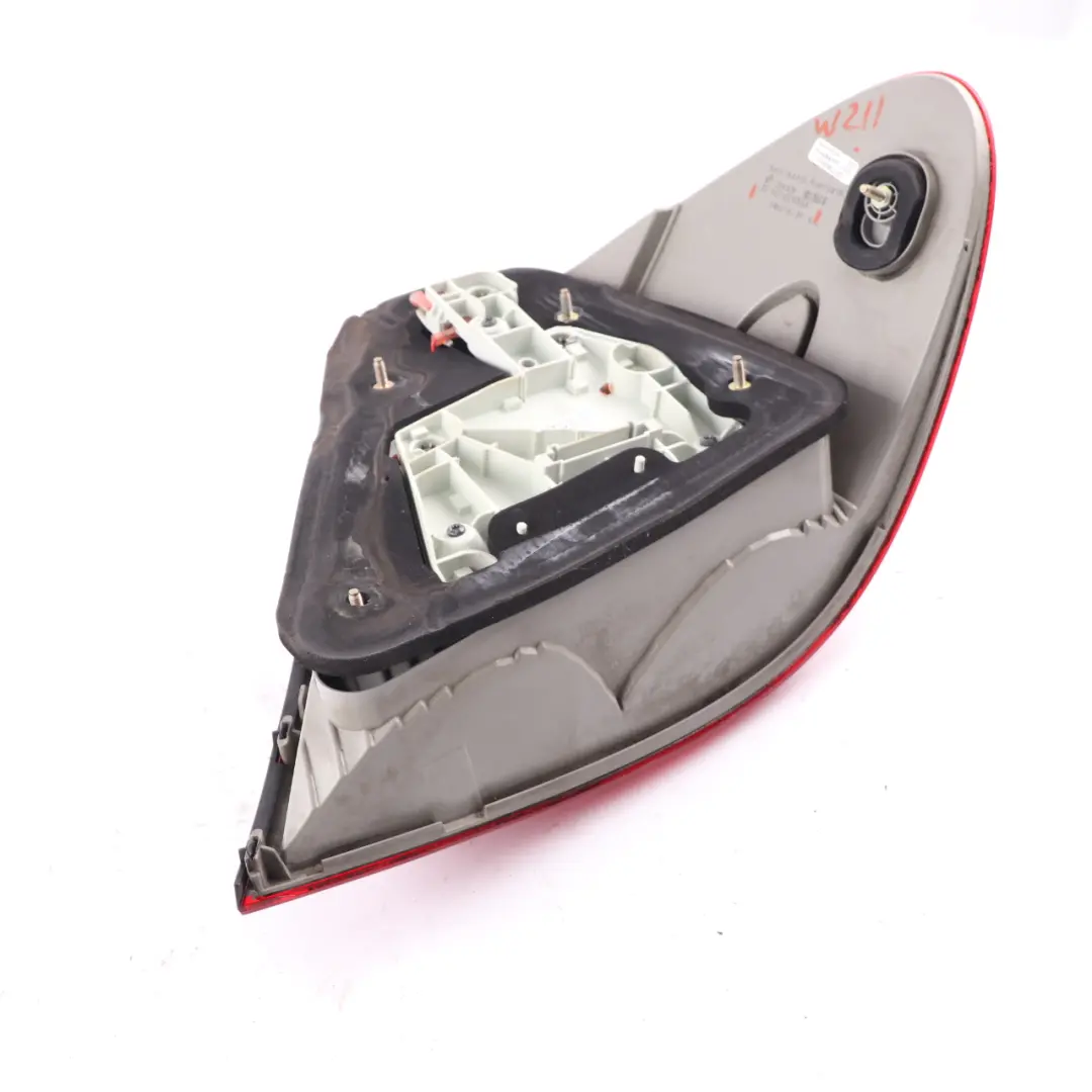 Luz Trasera Izquierda Avantgarde para Mercedes W211 Berlina con número de pieza A2118200564 Mercedes W211 Berlina Luz Trasera Izquierda Avantgarde - SKU A2118200564 - Número de pieza A2118200564