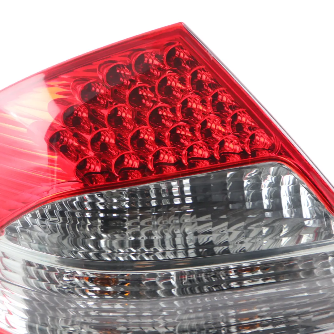 Lampa Tył Lewy do Mercedes W211 Sedan o numerze A2118202564 Mercedes W211 Sedan Lampa Tył Lewy - SKU A2118202564 - Numer Części A2118202564