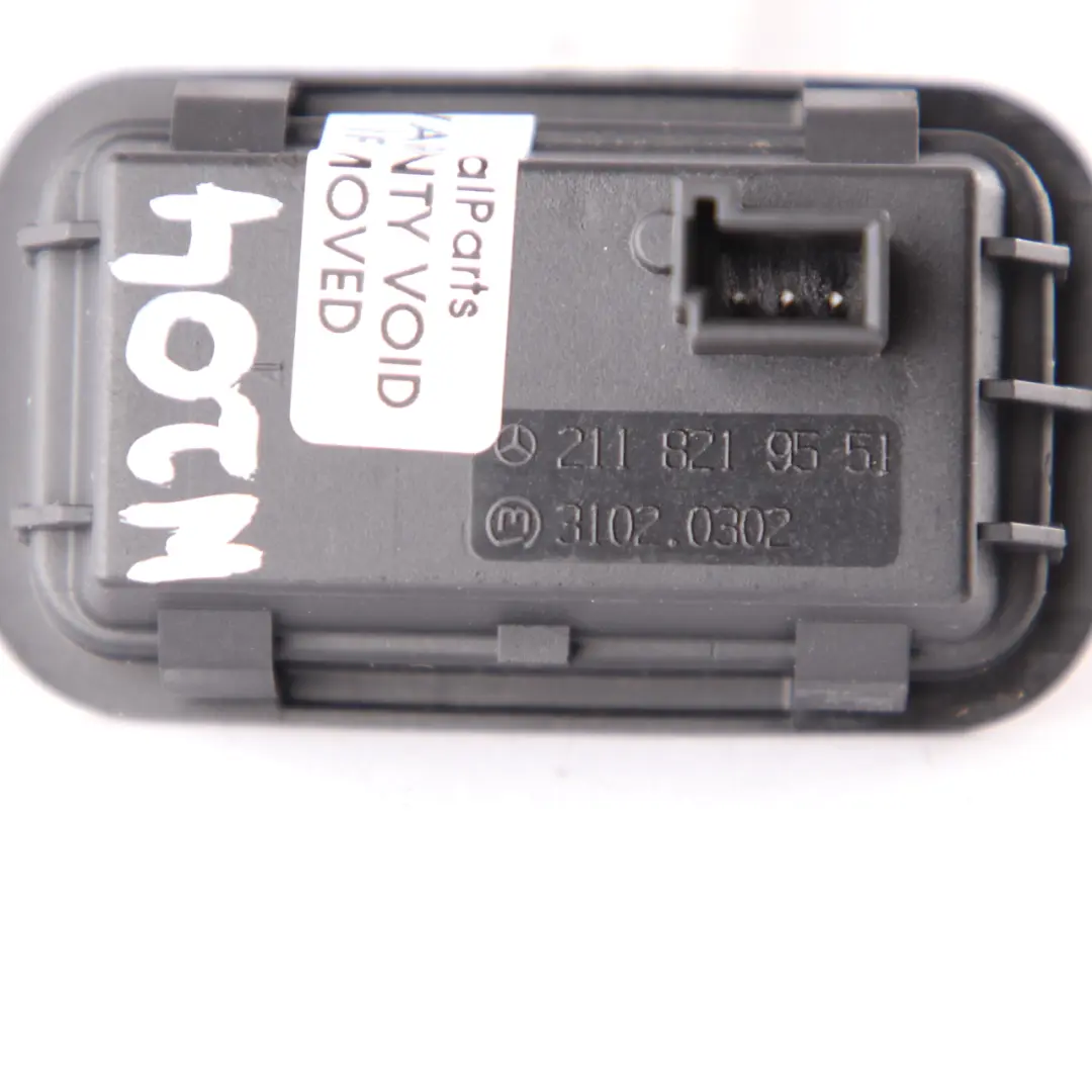 Interrupteur de coffre Mercedes S212 ML W164 Bouton de contrôle du hayon coffre pour à propos du numéro de pièce A2118219551 Interrupteur de coffre Mercedes S212 ML W164 Bouton de contrôle du hayon coffre - SKU A2118219551 - Numéro de pièce A2118219551