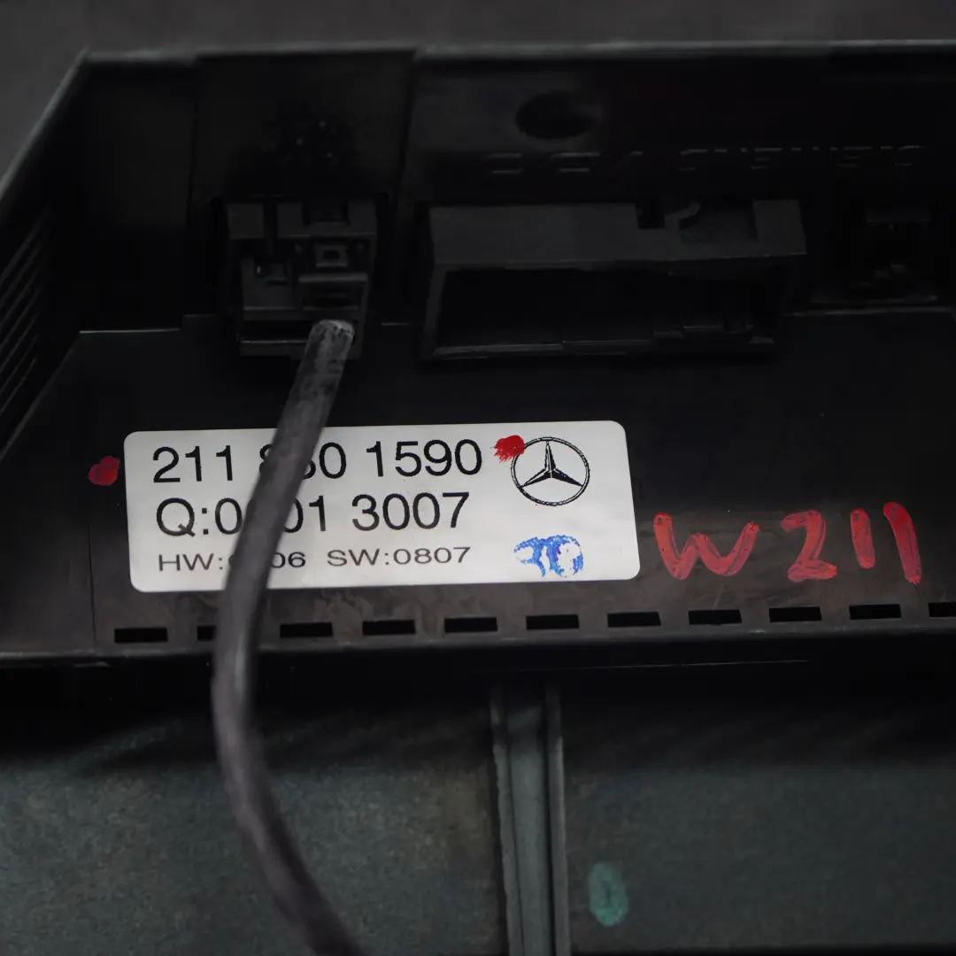 Panel Klimatyzacji Kratki Nawiewu Deski do Mercedes W211 o numerze A2118301590 Mercedes W211 Panel Klimatyzacji Kratki Nawiewu Deski - SKU A2118301590 - Numer Części A2118301590