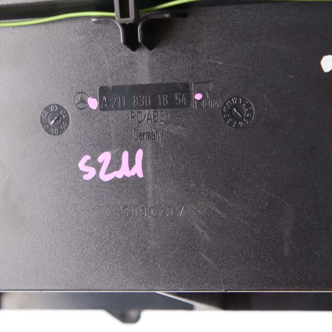 Kratki Nawiewu Środek Przód do Mercedes W211 o numerze A2118301854 Mercedes W211 Kratki Nawiewu Środek Przód - SKU A2118301854 - Numer Części A2118301854