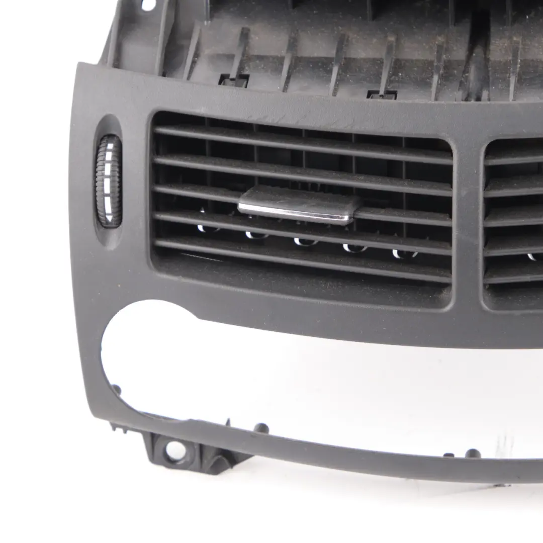 Grille frais Évent central avant Tableau bord pour Mercedes W211 à propos du numéro de pièce A2118301954 Mercedes W211 Grille frais Évent central avant Tableau bord - SKU A2118301954 - Numéro de pièce A2118301954