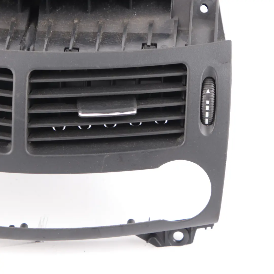 Grille frais Évent central avant Tableau bord pour Mercedes W211 à propos du numéro de pièce A2118301954 Mercedes W211 Grille frais Évent central avant Tableau bord - SKU A2118301954 - Numéro de pièce A2118301954