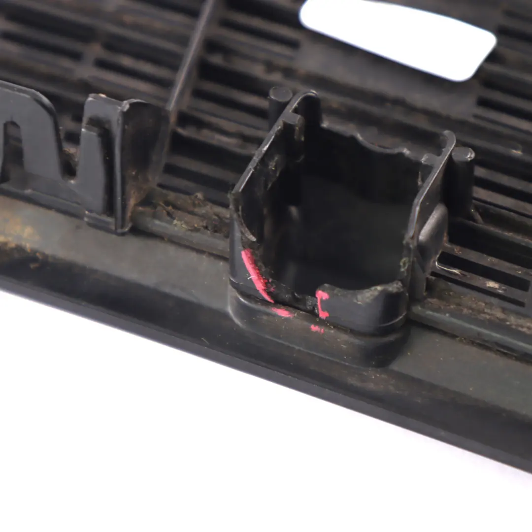 Kratka Wlotu Powietrza Grill Maski Czarny do Mercedes W211 o numerze A2118800005 Mercedes W211 Kratka Wlotu Powietrza Grill Maski Czarny - SKU A2118800005-OB - Numer Części A2118800005