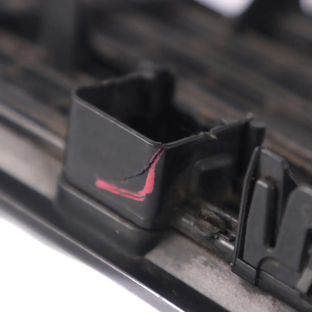 Pannello dell'aria cofano Griglia lavaggio getti nero per Mercedes W211 con numero di parte A2118800005 Mercedes W211 Pannello dell'aria cofano Griglia lavaggio getti nero - SKU A2118800005-OB - Numero di parte A2118800005