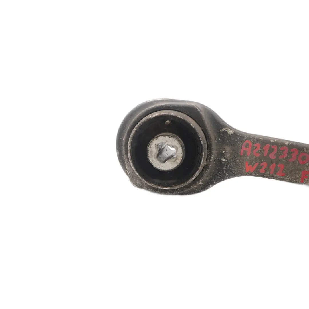 Braccio Controllo Anteriore Destro Braccio Superiore per Mercedes W212 con numero di parte A2123302811 Mercedes W212 Braccio Controllo Anteriore Destro Braccio Superiore - SKU A2123302811 - Numero di parte A2123302811