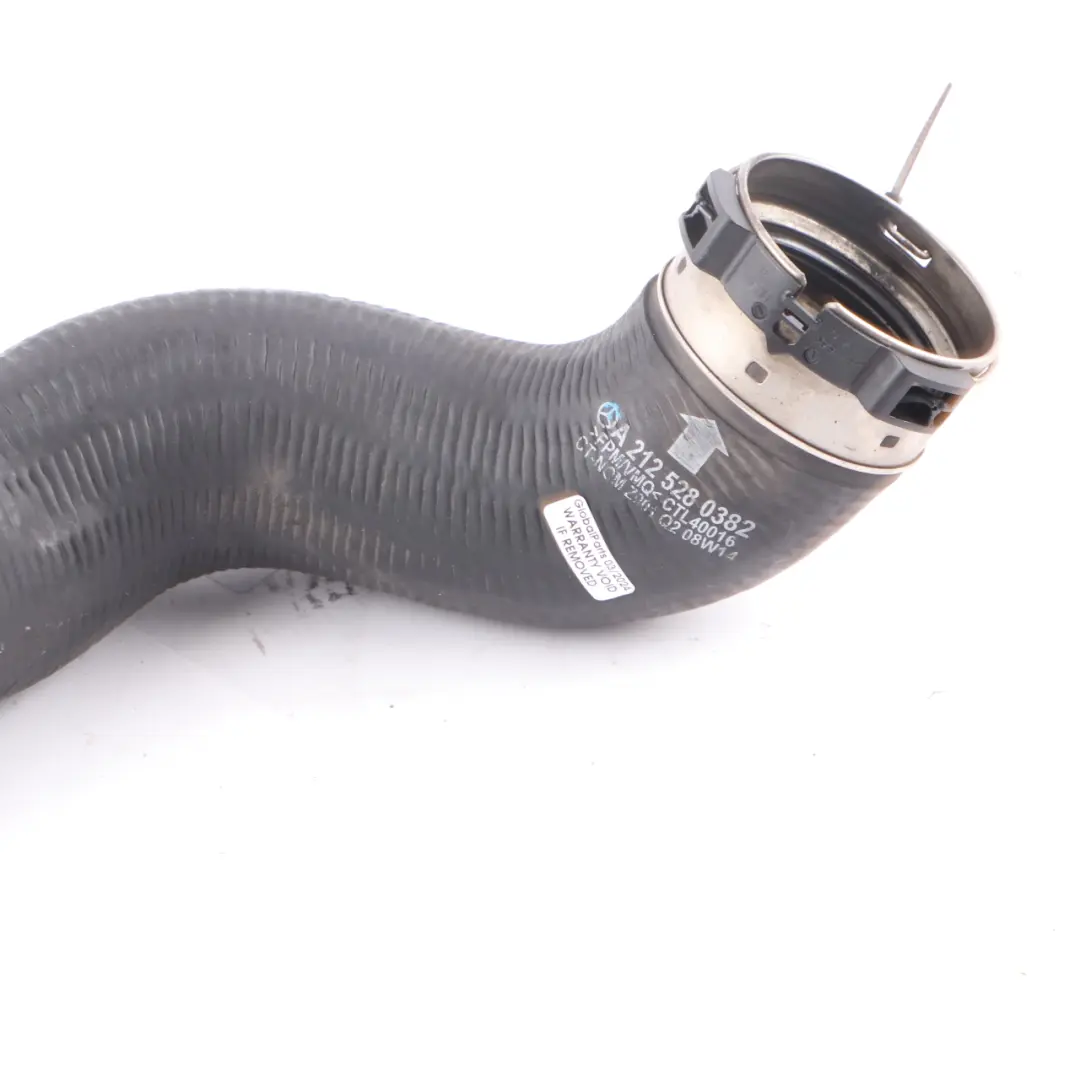 OM651 Enfriador Carga Intercooler Manguera Derecha para Mercedes W212 con número de pieza A2125280382 Mercedes W212 OM651 Enfriador Carga Intercooler Manguera Derecha - SKU A2125280382 - Número de pieza A2125280382