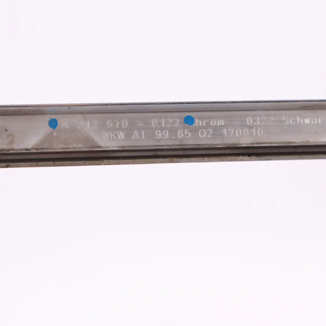 Tira Ventana Moldura Puerta Trasera Izquierda Cromo A2127350965 para Mercedes W212 con número de pieza A2126700122 Mercedes W212 Tira Ventana Moldura Puerta Trasera Izquierda Cromo A2127350965 - SKU A2126700122 - Número de pieza A2126700122