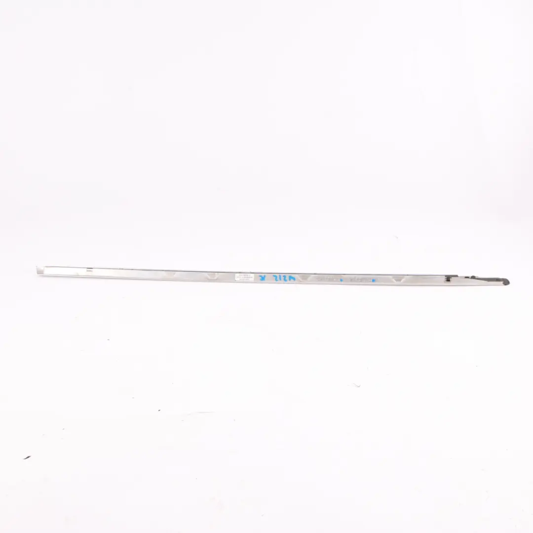 Ventana Franja Moldura Trasera Derecha Cromo para Mercedes S212 con número de pieza A2126700222 Mercedes S212 Ventana Franja Moldura Trasera Derecha Cromo - SKU A2126700222 - Número de pieza A2126700222
