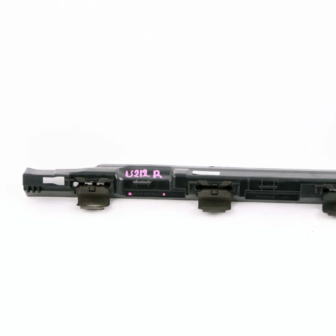 Soporte Montaje Embellecedor Puerta Entrada Derecho para Mercedes W212 con número de pieza A2126800456 Mercedes W212 Soporte Montaje Embellecedor Puerta Entrada Derecho - SKU A2126800456 - Número de pieza A2126800456