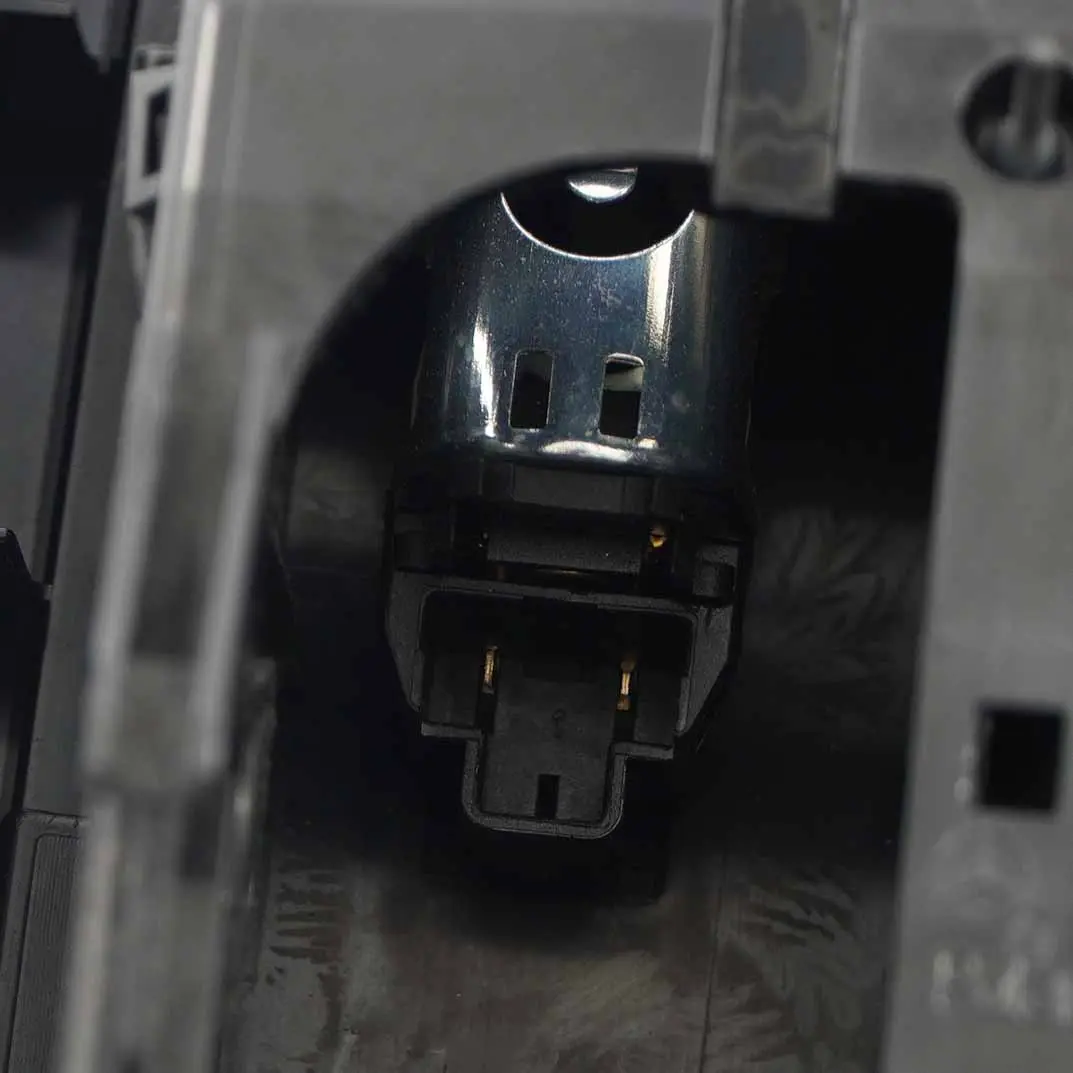 Mittelkonsole Aschenbecher Hinten Einsatz Steckdose für Mercedes W212 mit Teilenummer A2126803750 Mercedes W212 Mittelkonsole Aschenbecher Hinten Einsatz Steckdose - SKU A2126803750 - Teilenummer A2126803750