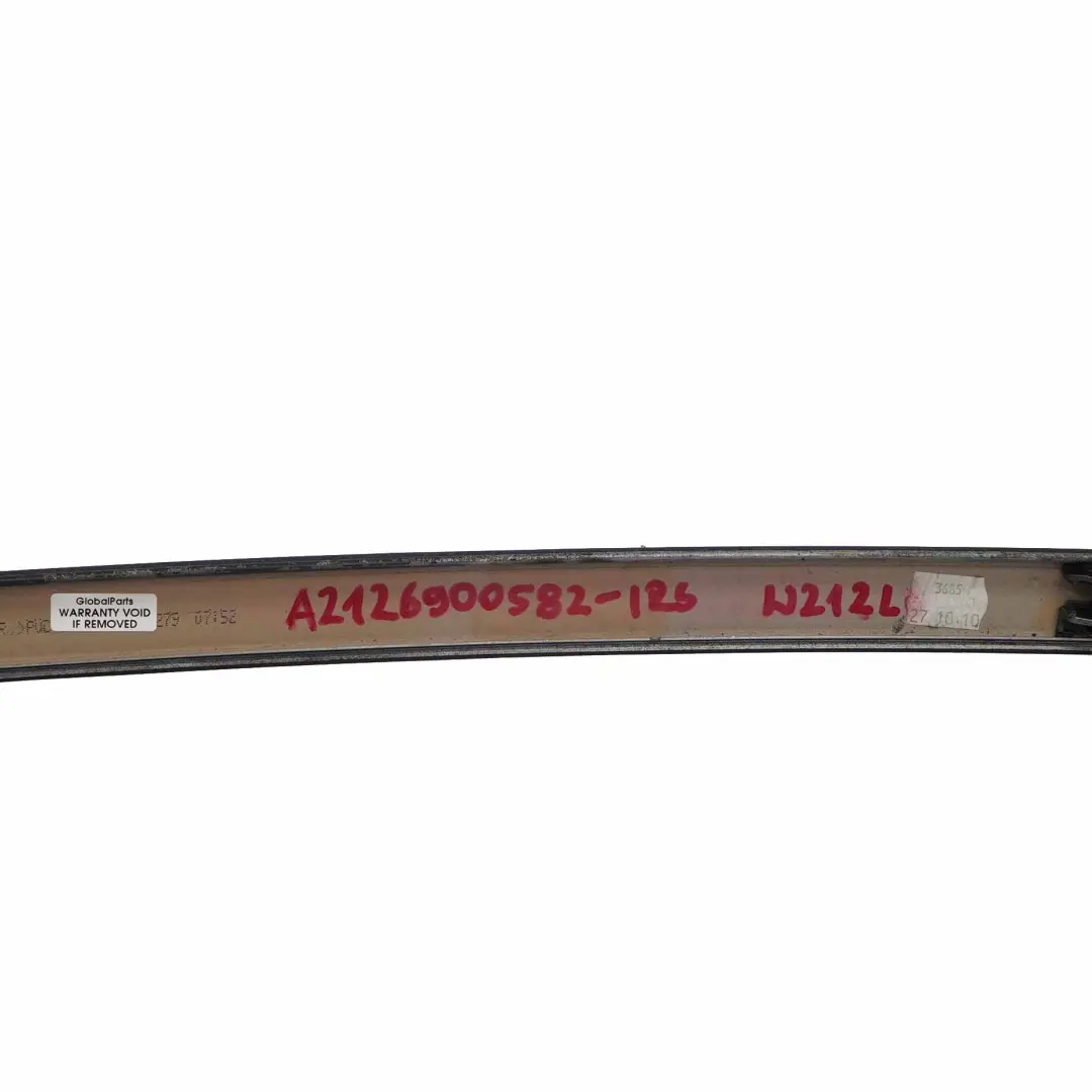 Bande de recouvrement de barres de toit gauche Argent Iridium 775 pour Mercedes W212 à propos du numéro de pièce A2126900582 Mercedes W212 Bande de recouvrement de barres de toit gauche Argent Iridium 775 - SKU A2126900582-IRS - Numéro de pièce A2126900582
