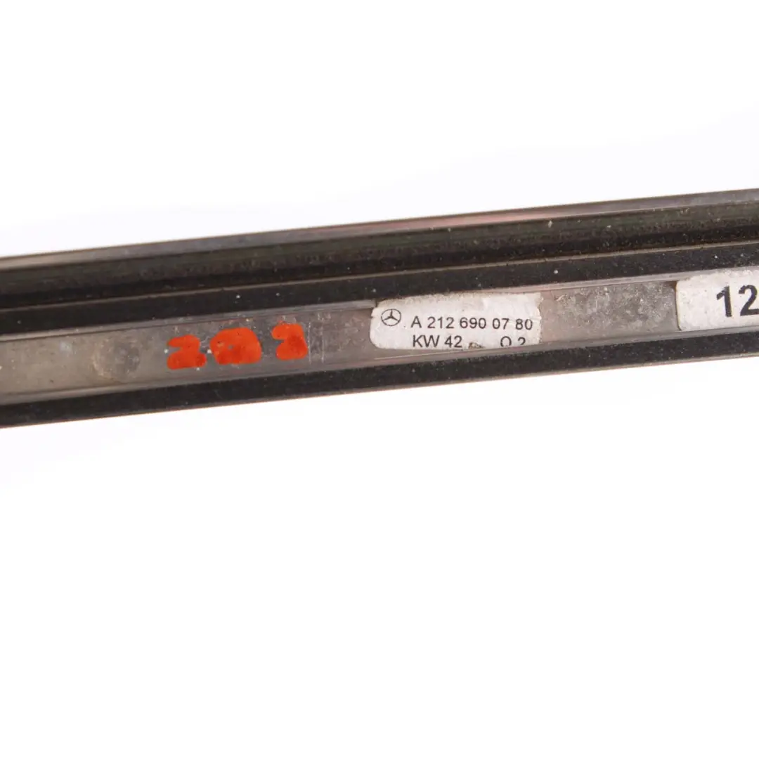 Finestra Striscia Trim Tetto Modanatura Sinistra Cromo per Mercedes W212 con numero di parte A2126900780 Mercedes W212 Finestra Striscia Trim Tetto Modanatura Sinistra Cromo - SKU A2126900780 - Numero di parte A2126900780