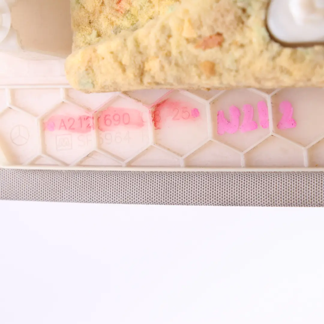 Panneau d'habillage Pilier C Arriere Droit Gris pour Mercedes W212 à propos du numéro de pièce A2126900825 Mercedes W212 Panneau d'habillage Pilier C Arriere Droit Gris - SKU A2126900825 - Numéro de pièce A2126900825