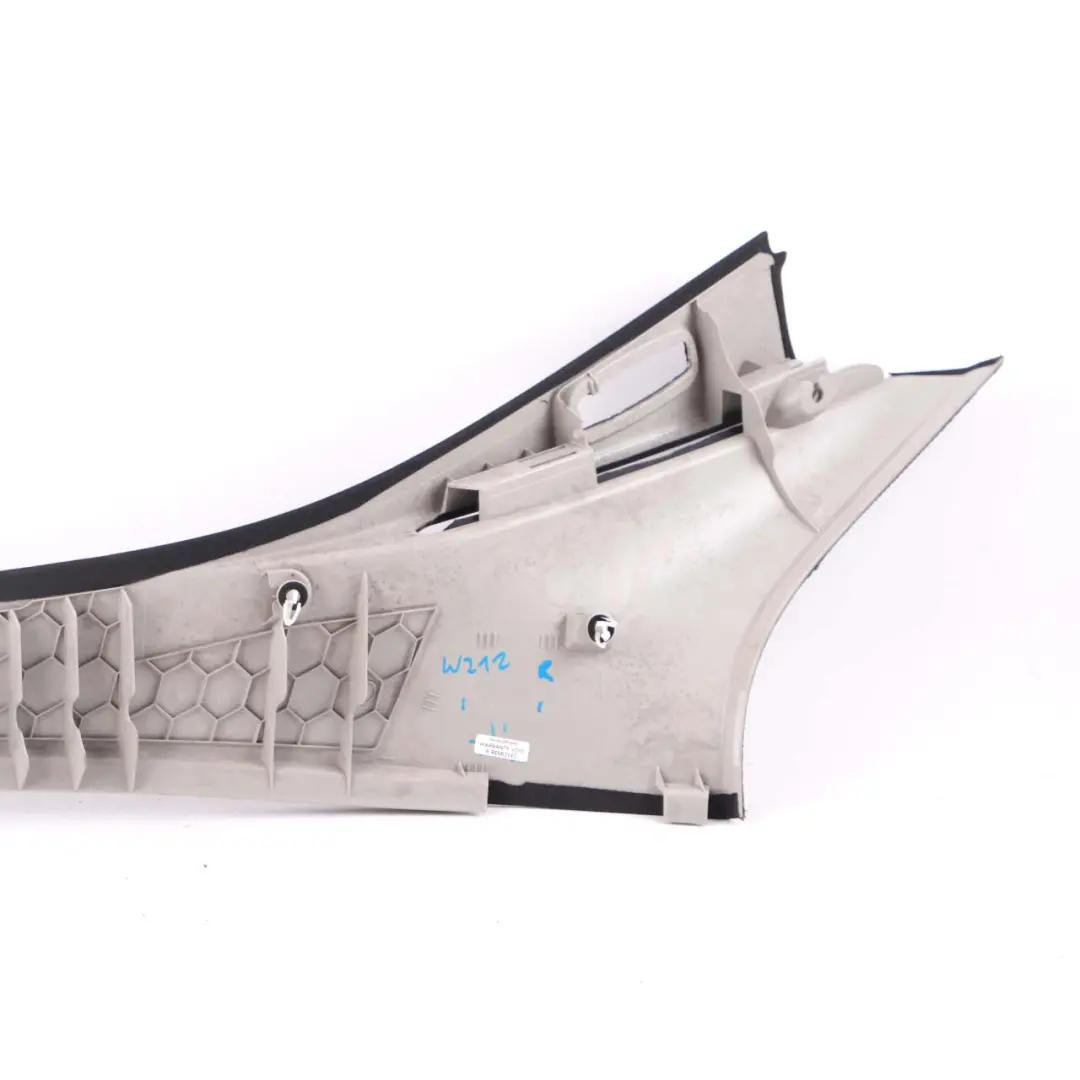 Trim D Säule hinten rechts obere Leiste Abdeckung für Mercedes W212 mit Teilenummer A2126901025 Mercedes W212 Trim D Säule hinten rechts obere Leiste Abdeckung - SKU A2126901025 - Teilenummer A2126901025