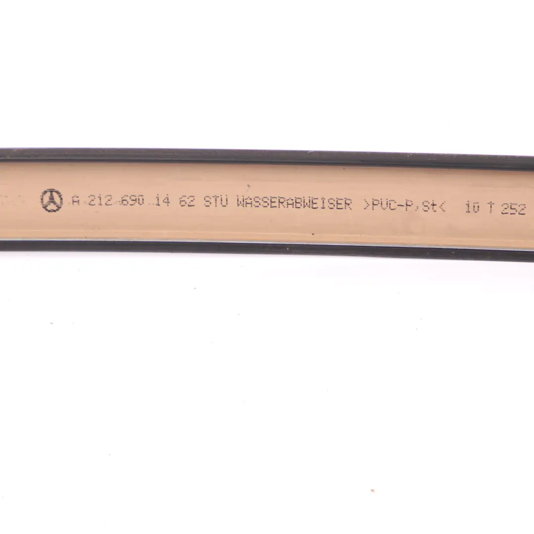 Roof Rail Strip Estate Right Railing Rack Moulding Nero per Mercedes S212 con numero di parte A2126901462 Mercedes S212 Roof Rail Strip Estate Right Railing Rack Moulding Nero - SKU A2126901462 - Numero di parte A2126901462