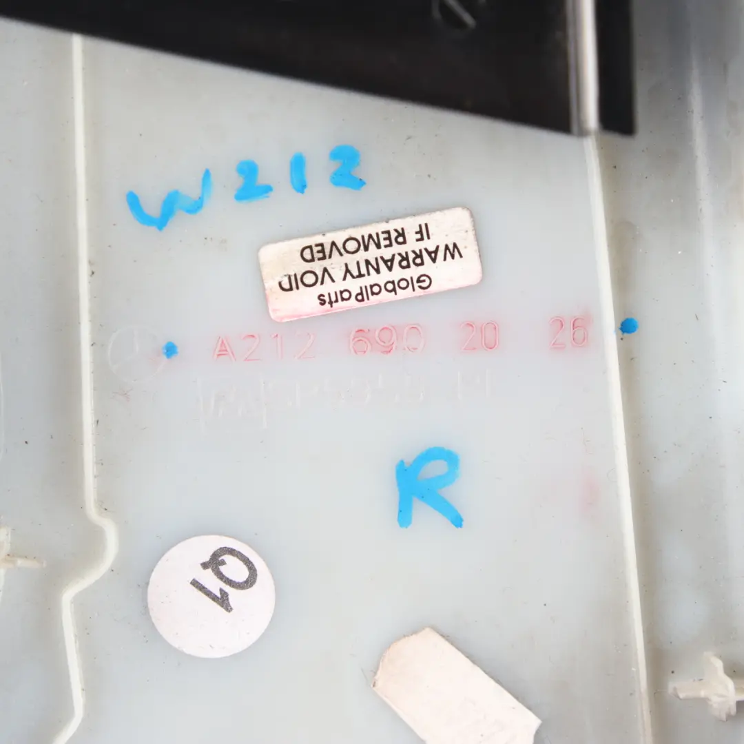 Habillage pilier B panneau extérieur droit tissu noir pour Mercedes W212 à propos du numéro de pièce A2126902026 Mercedes W212 Habillage pilier B panneau extérieur droit tissu noir - SKU A2126902026 - Numéro de pièce A2126902026