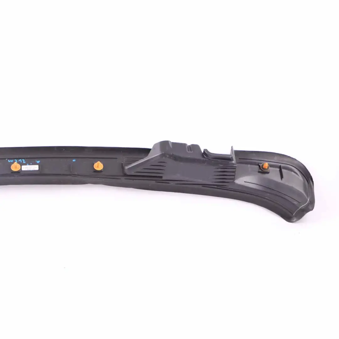 Mercedes W212 Embellecedor portón trasero Cubierta panel superior maletero - SKU A2126902130 - Número de pieza A2126902130