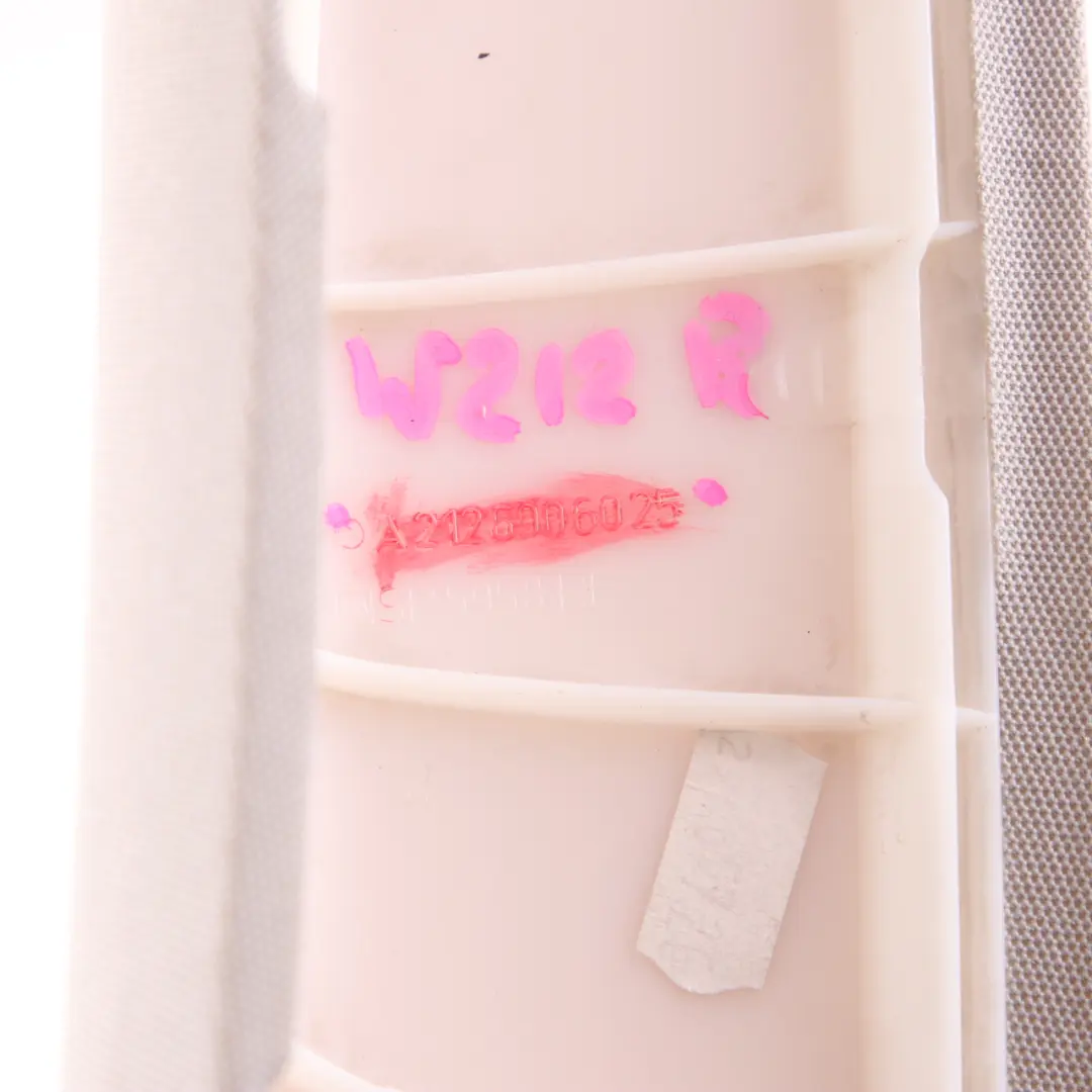 A-Pilar Delantero Derecho O/S Revestimiento Gris para Mercedes W212 con número de pieza A2126906025 Mercedes W212 A-Pilar Delantero Derecho O/S Revestimiento Gris - SKU A2126906025 - Número de pieza A2126906025