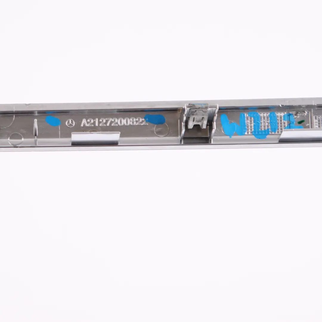 Striscia Porta Anteriore Destra Alluminio Interno per Mercedes W212 con numero di parte A2127200822 Mercedes W212 Striscia Porta Anteriore Destra Alluminio Interno - SKU A2127200822 - Numero di parte A2127200822