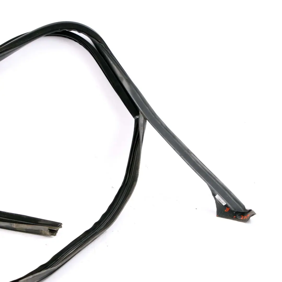 Junta Ventana Delantera Derecha Puerta O/S Carril para Mercedes W212 con número de pieza A2127250225 Mercedes W212 Junta Ventana Delantera Derecha Puerta O/S Carril - SKU A2127250225 - Número de pieza A2127250225