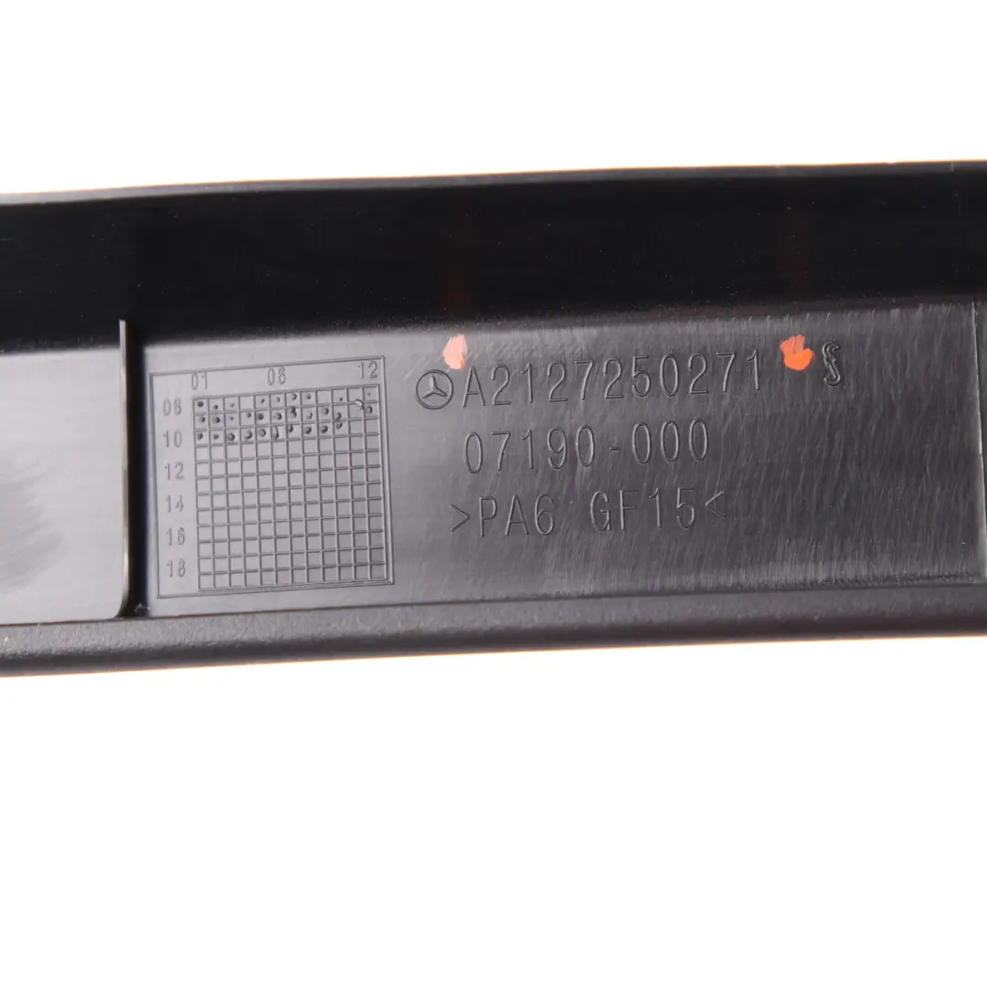 Ramka Listwa Szyby Drzwi Prawy Przód do Mercedes W212 o numerze A2127250271 Mercedes W212 Ramka Listwa Szyby Drzwi Prawy Przód - SKU A2127250271 - Numer Części A2127250271
