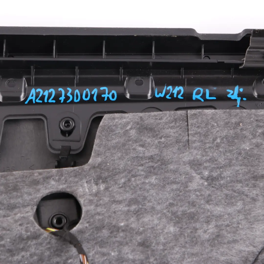 Scheda Porta Posteriore Sinistra Pannello di Rivestimento Nero per Mercedes W212 con numero di parte A2127300170 Mercedes W212 Scheda Porta Posteriore Sinistra Pannello di Rivestimento Nero - SKU A2127300170 - Numero di parte A2127300170