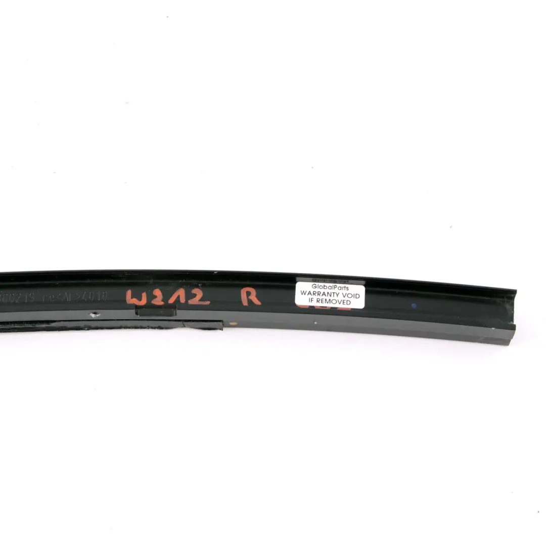 Listwa Słupka Drzwi Prawy Tył Czarna do MERCEDES W212 o numerze A2127300219 MERCEDES W212 Listwa Słupka Drzwi Prawy Tył Czarna - SKU A2127300219 - Numer Części A2127300219