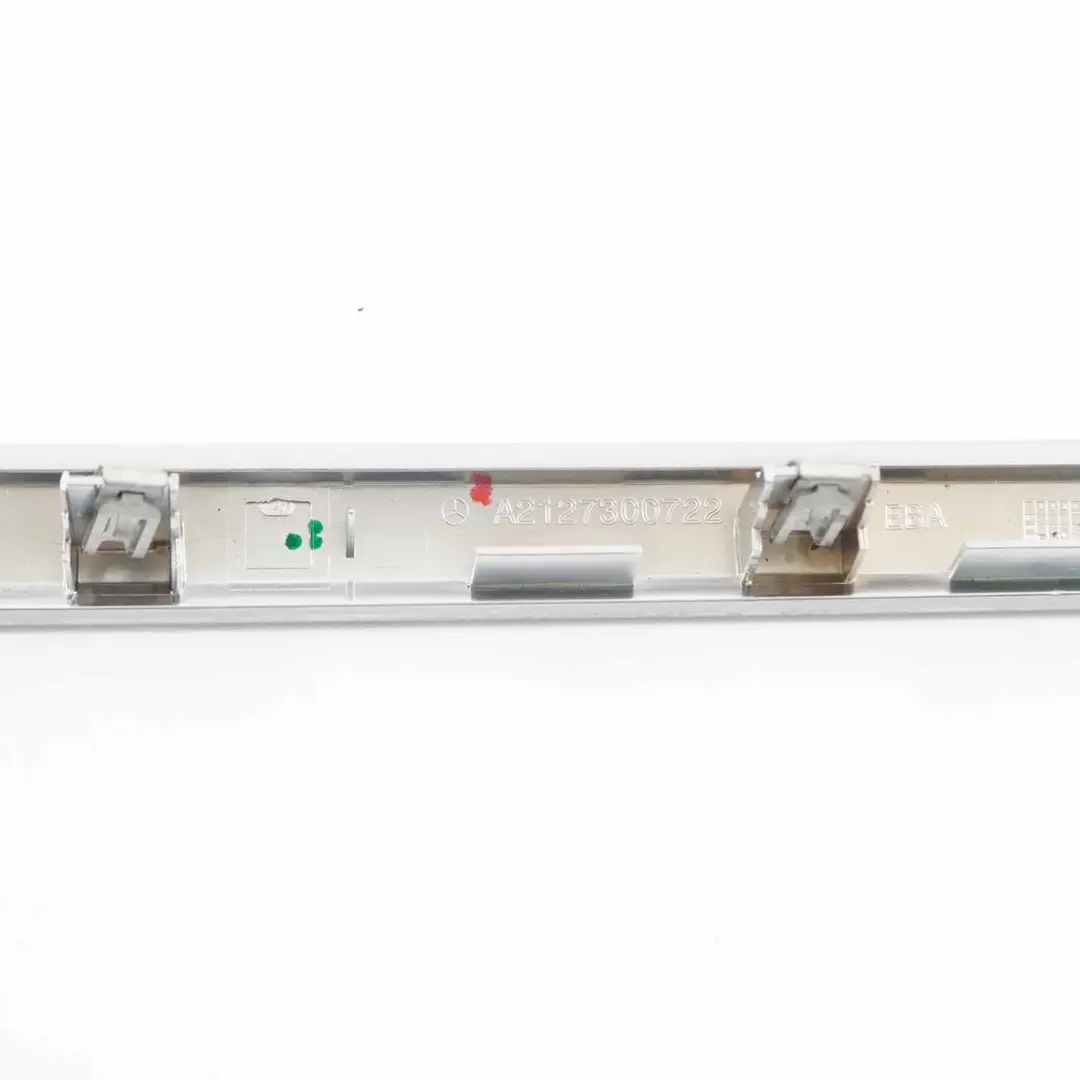 Mercedes W212 Tira de la puerta trasera izquierda Cubierta de aluminio Interior - SKU A2127300722 - Número de pieza A2127300722