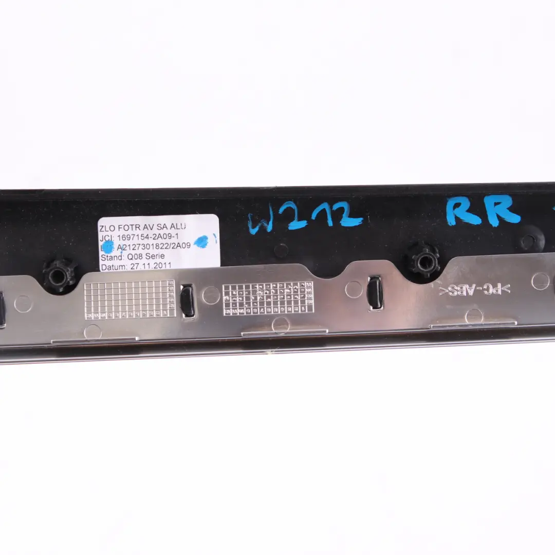 Rivestimento porta interna posteriore destra alluminio per Mercedes W212 con numero di parte A2127301822 Mercedes W212 Rivestimento porta interna posteriore destra alluminio - SKU A2127301822 - Numero di parte A2127301822
