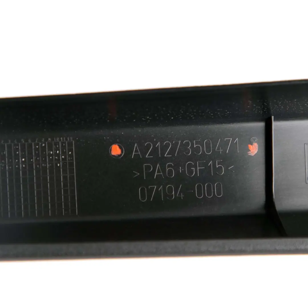 Ramka Szyby Drzwi Prawa Tylna do Mercedes W212 o numerze A2127350471 Mercedes W212 Ramka Szyby Drzwi Prawa Tylna - SKU A2127350471 - Numer Części A2127350471