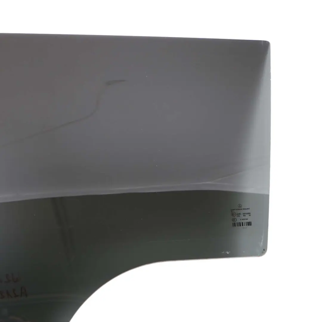 Vitrage Porte Arrière Gauche Teinté Noir AS3 pour Mercedes W212 à propos du numéro de pièce A2127351110 Mercedes W212 Vitrage Porte Arrière Gauche Teinté Noir AS3 - SKU A2127351110 - Numéro de pièce A2127351110