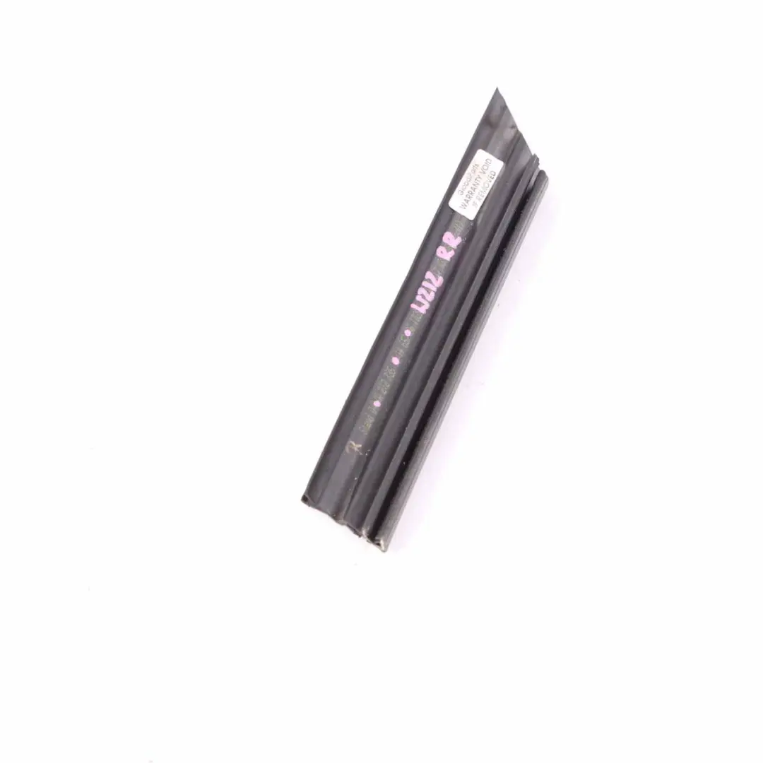 Embellecedor De La Ventanilla Trasera Derecha para Mercedes W212 con número de pieza A2127351465 Mercedes W212 Embellecedor De La Ventanilla Trasera Derecha - SKU A2127351465 - Número de pieza A2127351465