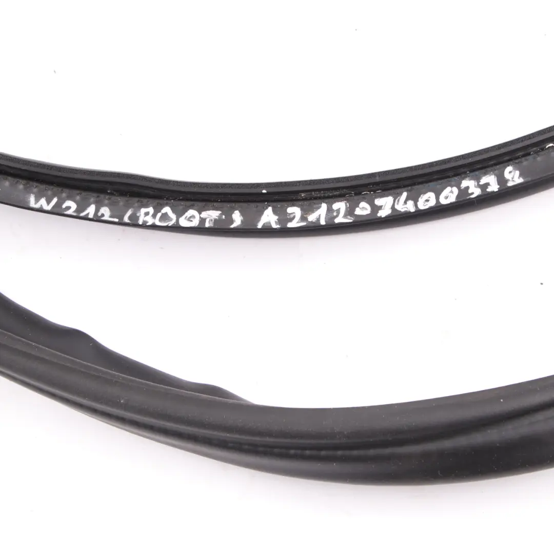Uszczelka Klapy Bagażnika do Mercedes S212 Kombi o numerze A2127400378 Mercedes S212 Kombi Uszczelka Klapy Bagażnika - SKU A2127400378 - Numer Części A2127400378