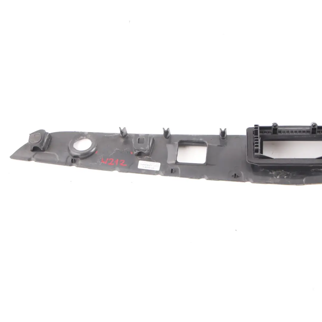 Tira Embellecedora Para Manija Puerta Trasera Maletero para Mercedes W212 con número de pieza A2127400793 Mercedes W212 Tira Embellecedora Para Manija Puerta Trasera Maletero - SKU A2127400793 - Número de pieza A2127400793
