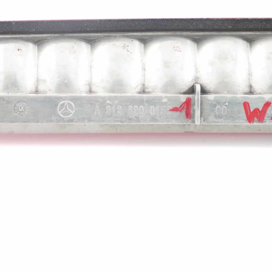 Troisième Feu de Freinage Arrière Supplémentaire pour Mercedes W212 à propos du numéro de pièce A2128200156 Mercedes W212 Troisième Feu de Freinage Arrière Supplémentaire - SKU A2128200156-1 - Numéro de pièce A2128200156