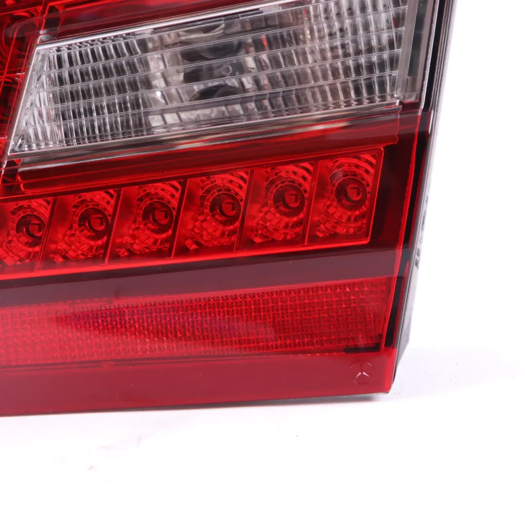 Lampa W Klapę Tylna Prawa Tył Prawy do Mercedes S212 Estate o numerze A2128201064 Mercedes S212 Estate Lampa W Klapę Tylna Prawa Tył Prawy - SKU A2128201064 - Numer Części A2128201064