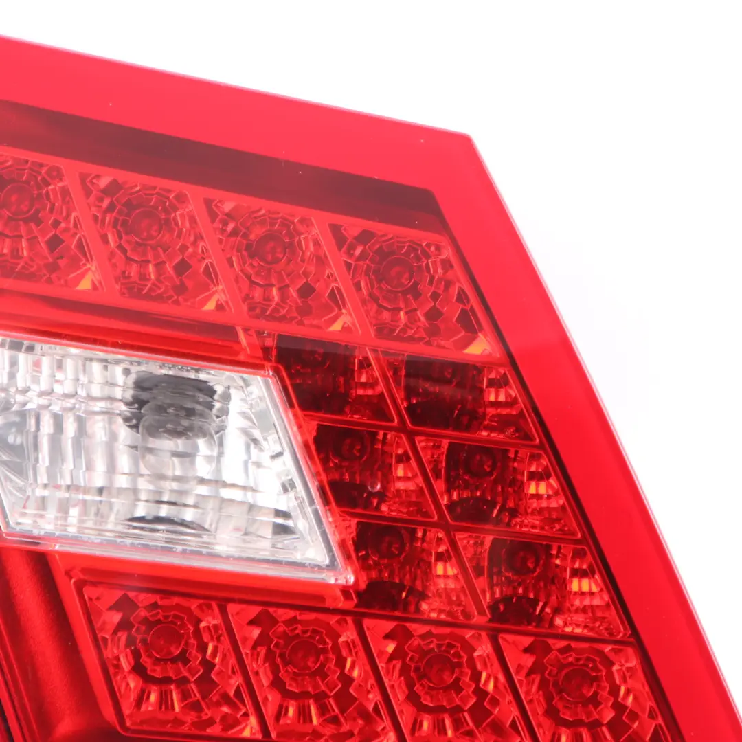 Lewa Lampa Lewy Tył Światło Klapy Bagażnika do Mercedes W212 Sedan o numerze A2128203164 Mercedes W212 Sedan Lewa Lampa Lewy Tył Światło Klapy Bagażnika - SKU A2128203164 - Numer Części A2128203164